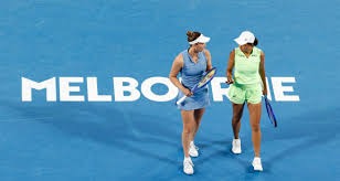 广州小学生观战轮椅篮球赛为运动员加油